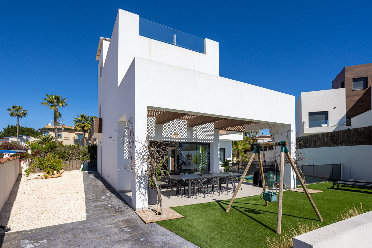 For sale - 4 Bedroom 3 Bathroom Villa in Ciudad Quesada - center  - Alicante