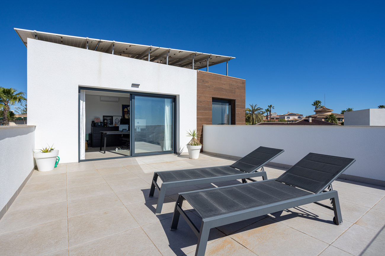 For sale - 4 Bedroom 3 Bathroom Villa in Ciudad Quesada - center  - Alicante