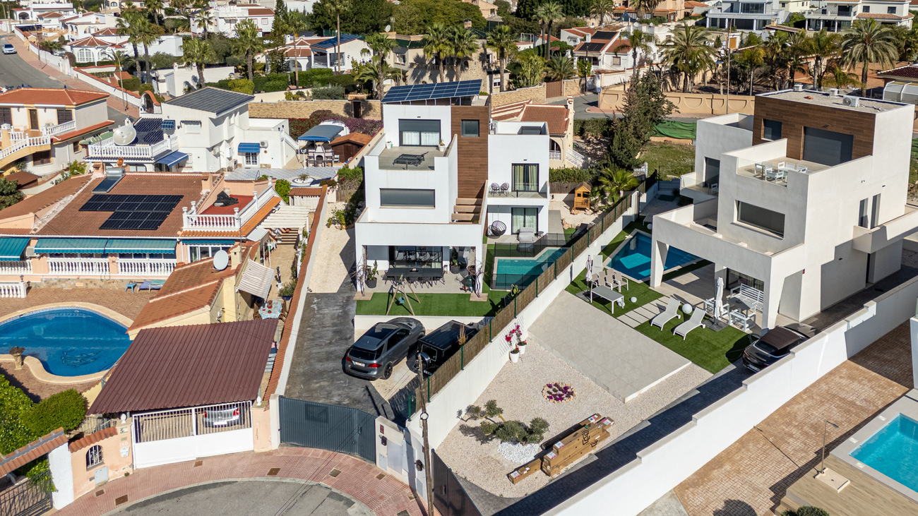 For sale - 4 Bedroom 3 Bathroom Villa in Ciudad Quesada - center  - Alicante