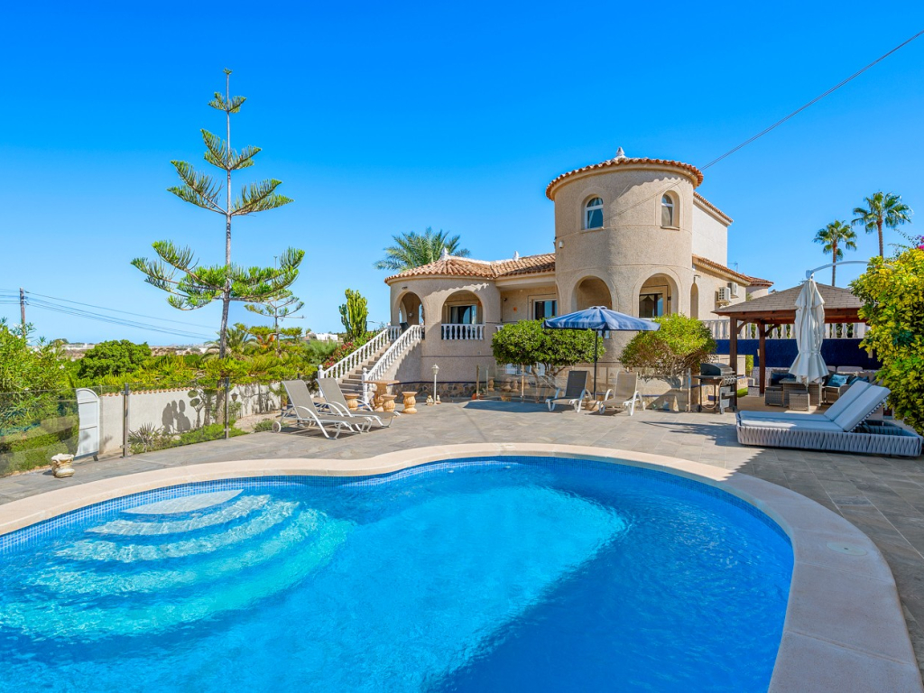 5 Bedroom 4 Bathroom Villa in Almoradi
