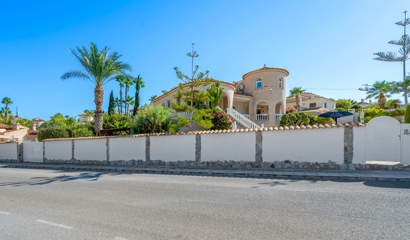 For sale - 5 Bedroom 4 Bathroom Villa in Almoradi - Inland  - Alicante