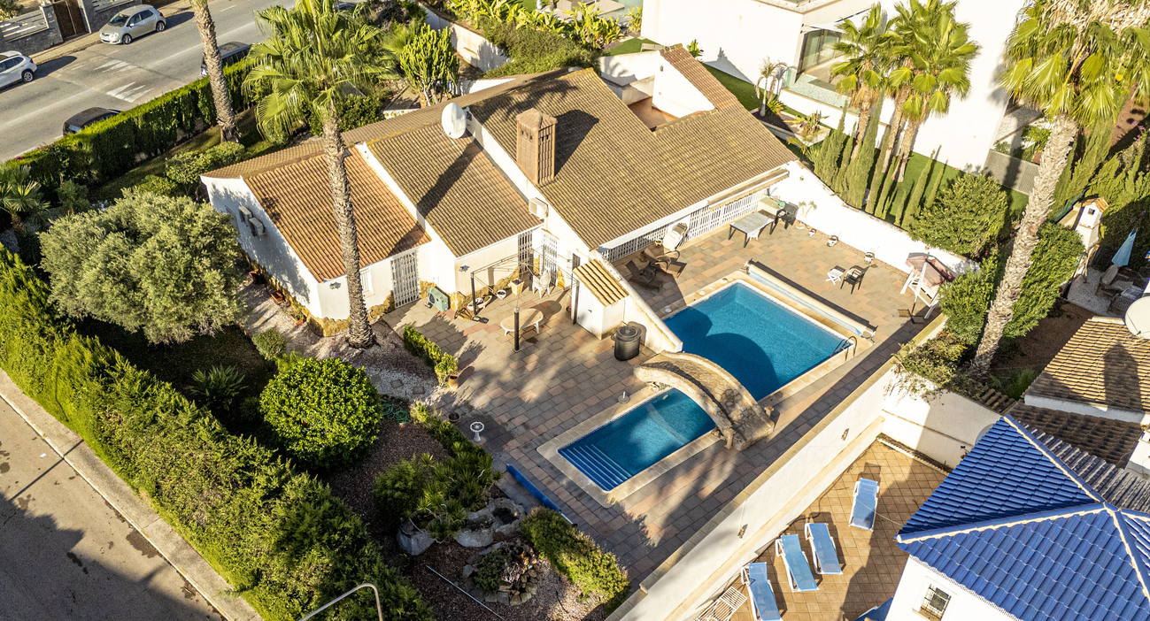 For sale - 4 Bedroom 4 Bathroom Villa in Orihuela -  - Alicante