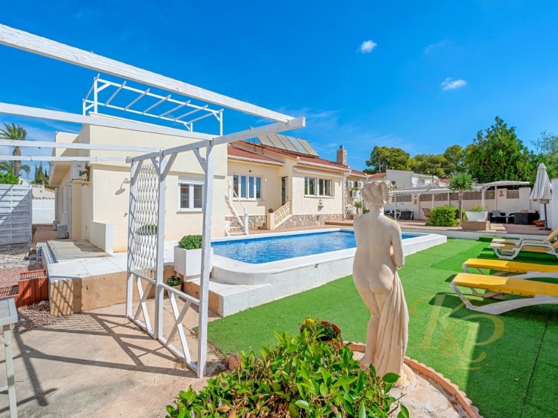 For sale - 7 Bedroom 3 Bathroom Villa in Rojales - Ciudad Quesada  - Alicante