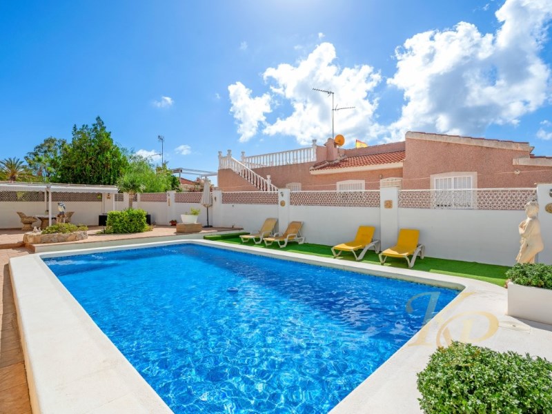 For sale - 7 Bedroom 3 Bathroom Villa in Rojales - Ciudad Quesada  - Alicante