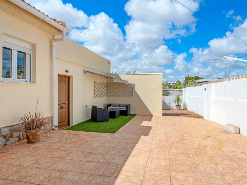 For sale - 7 Bedroom 3 Bathroom Villa in Rojales - Ciudad Quesada  - Alicante