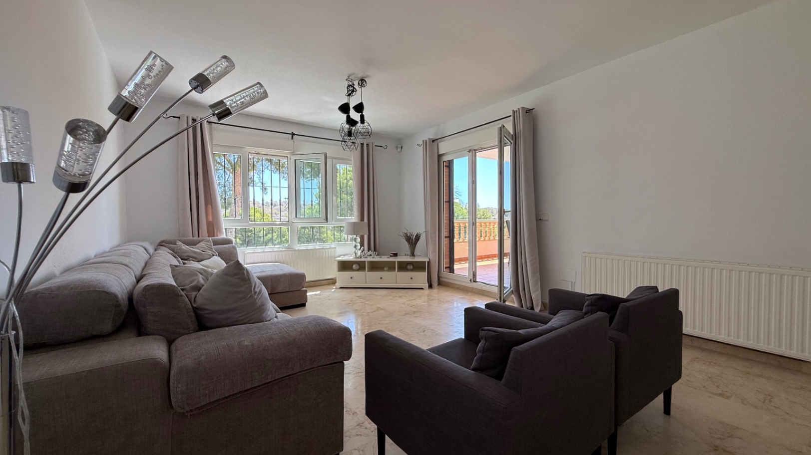 For sale - 4 Bedroom 2 Bathroom Villa in Orihuela - Inland  - Alicante