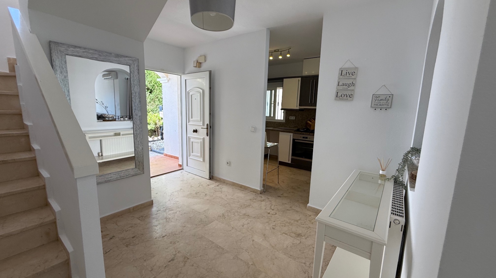 For sale - 4 Bedroom 2 Bathroom Villa in Orihuela - Inland  - Alicante