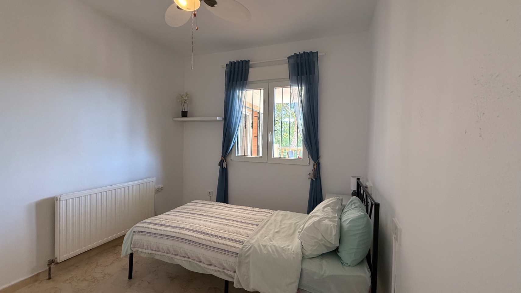 For sale - 4 Bedroom 2 Bathroom Villa in Orihuela - Inland  - Alicante