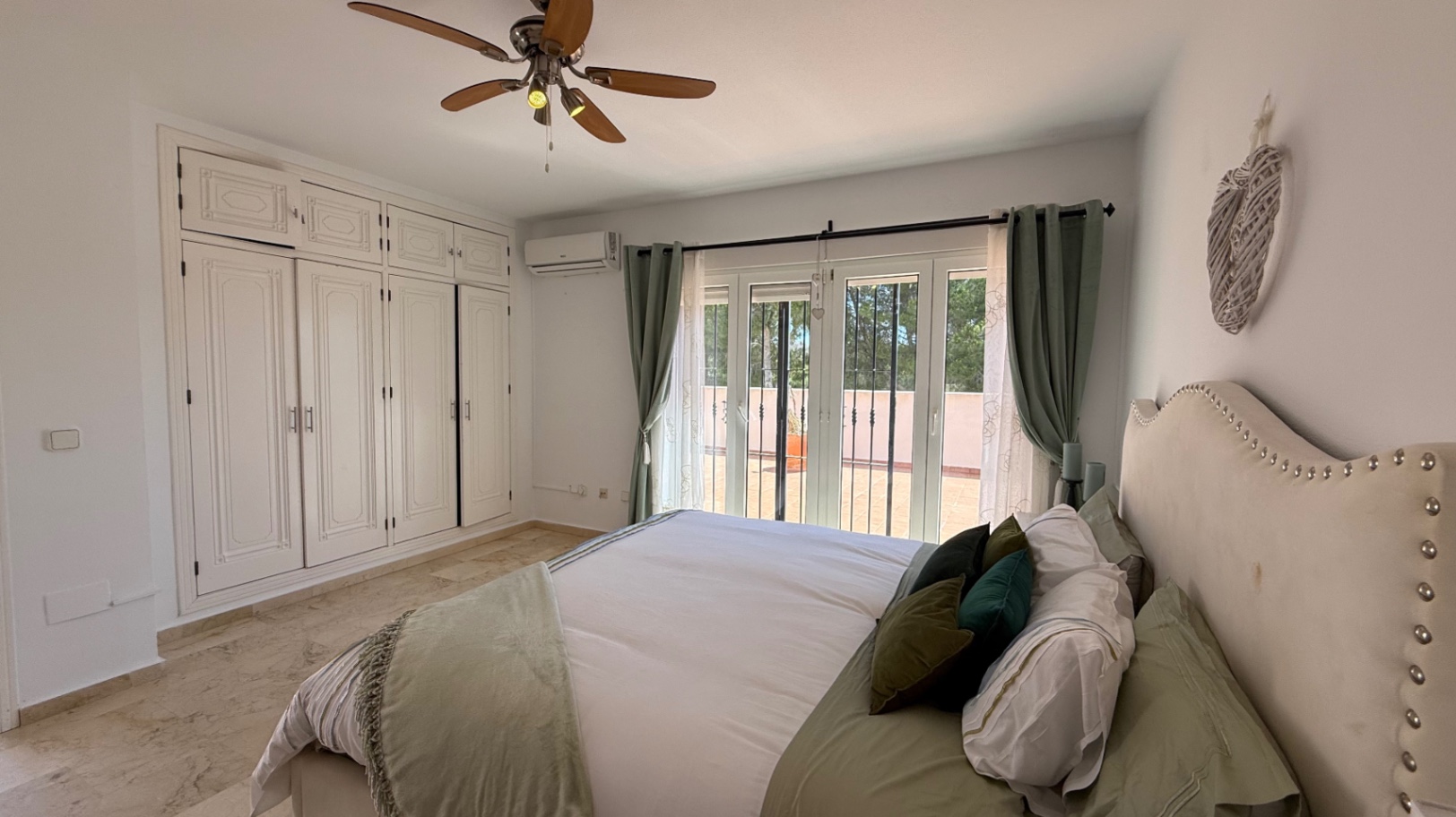 For sale - 4 Bedroom 2 Bathroom Villa in Orihuela - Inland  - Alicante