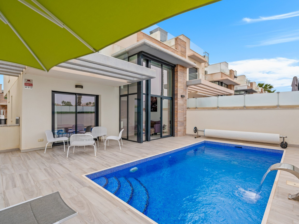 3 Bedroom 3 Bathroom Villa in Orihuela Costa