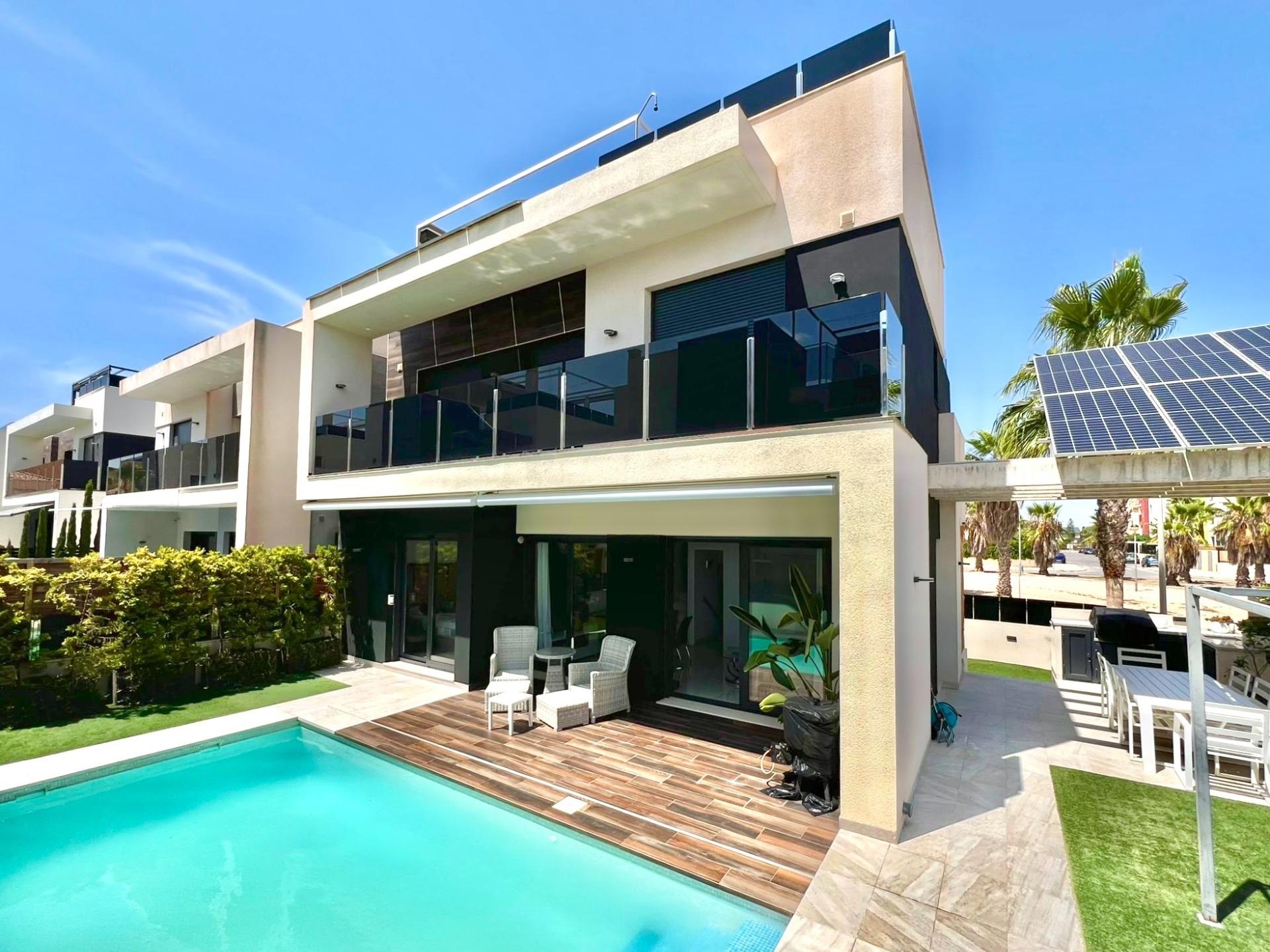 For sale - 4 Bedroom 4 Bathroom Villa in Orihuela Costa - Lomas De Cabo Roig  - Alicante