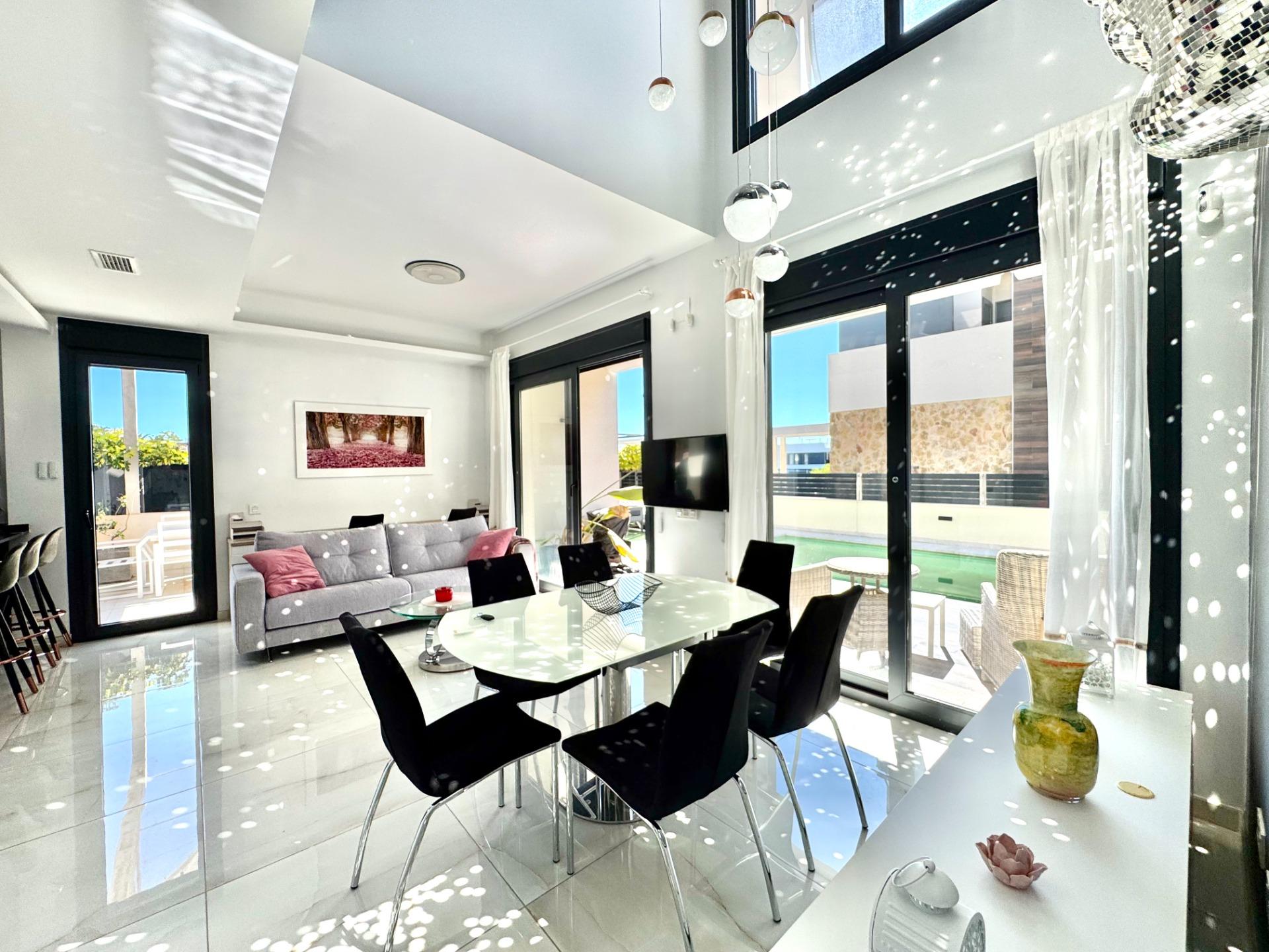 For sale - 4 Bedroom 4 Bathroom Villa in Orihuela Costa - Lomas De Cabo Roig  - Alicante