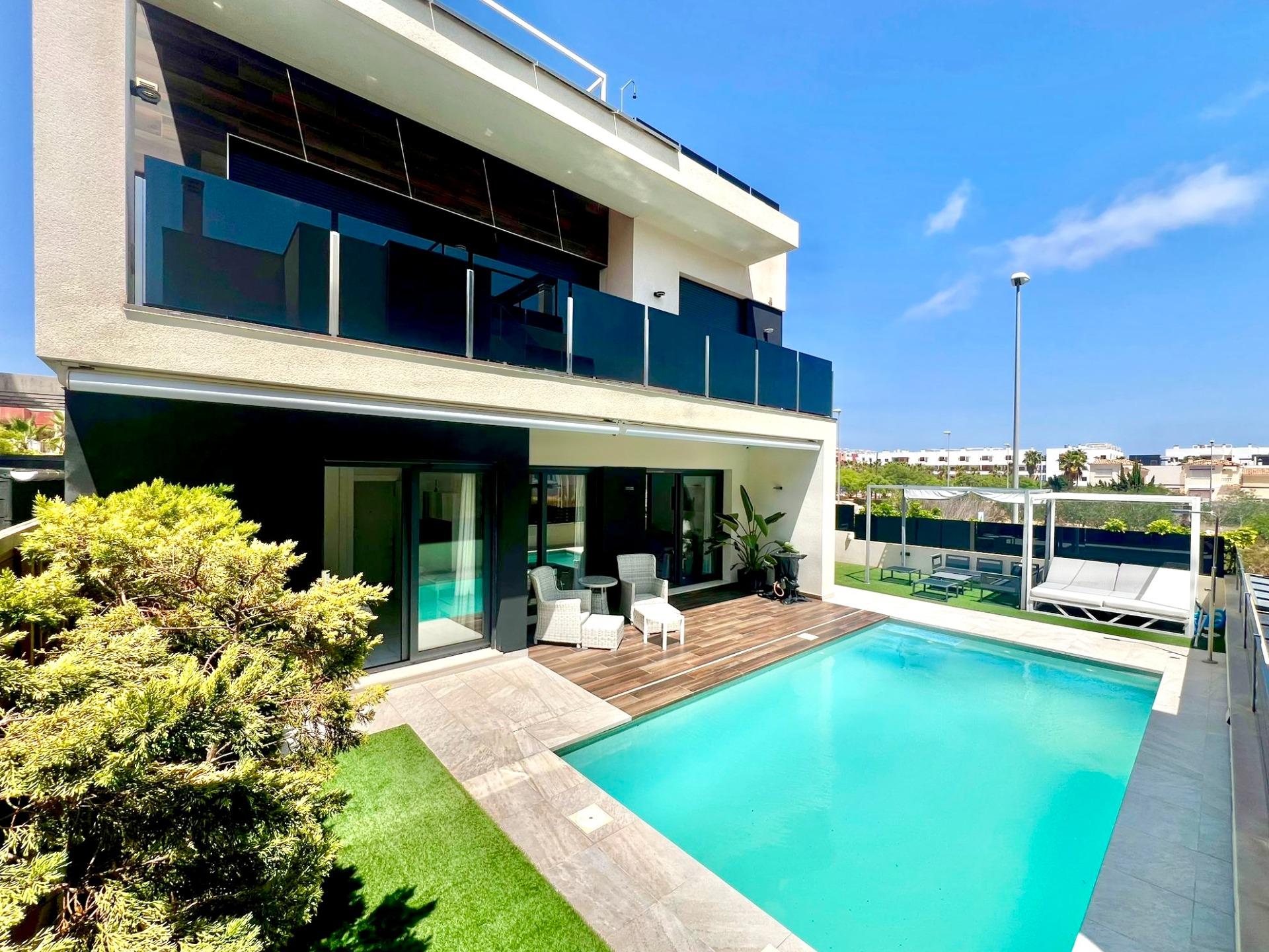 For sale - 4 Bedroom 4 Bathroom Villa in Orihuela Costa - Lomas De Cabo Roig  - Alicante