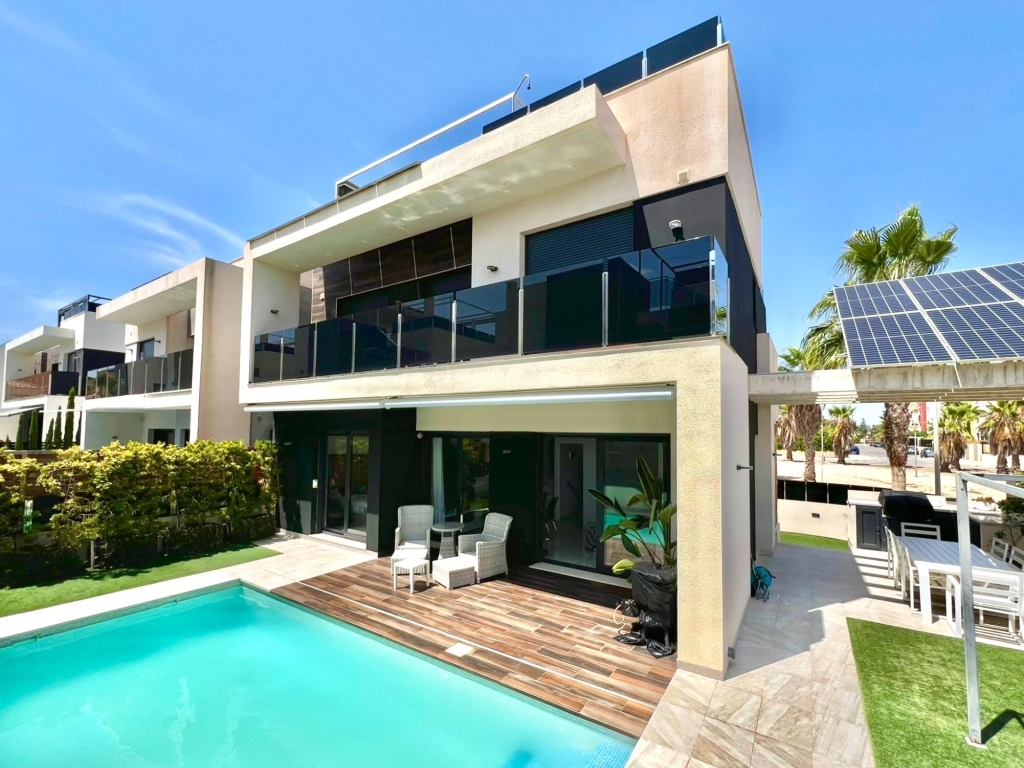 4 Bedroom 4 Bathroom Villa in Orihuela Costa