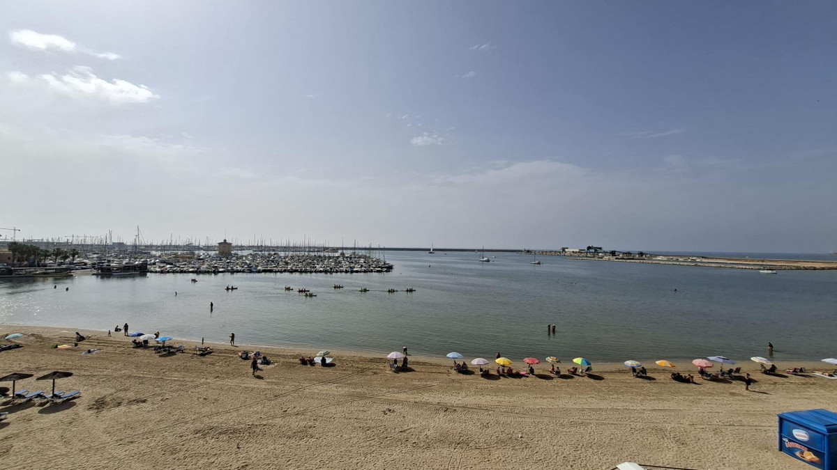 For sale - 3 Bedroom 2 Bathroom Apartment - Middle Floor Apartment in Torrevieja - Torrevieja Centro  - Alicante