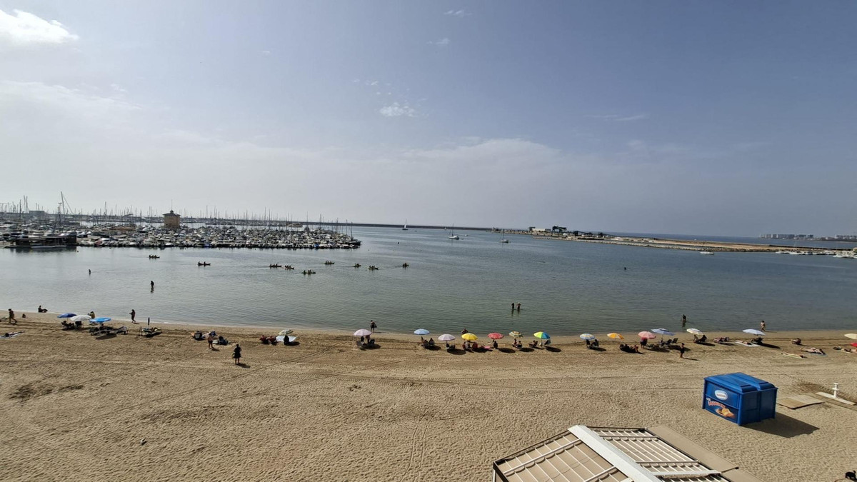 For sale - 3 Bedroom 2 Bathroom Apartment - Middle Floor Apartment in Torrevieja - Torrevieja Centro  - Alicante