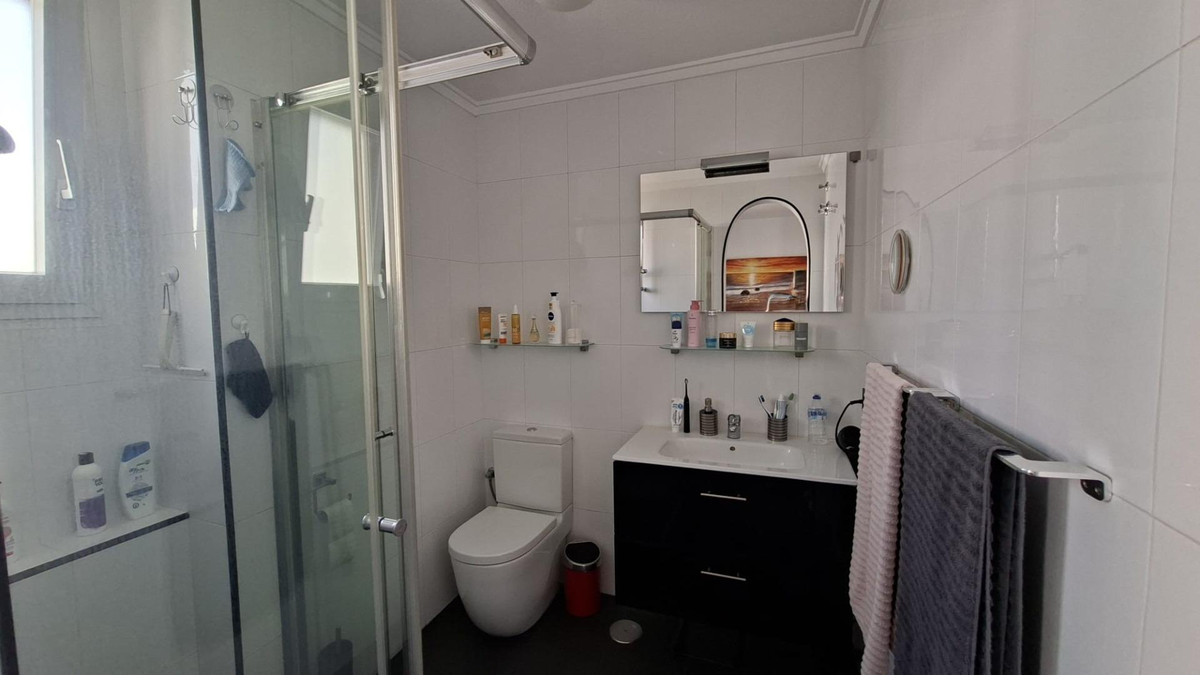 For sale - 3 Bedroom 2 Bathroom Apartment - Middle Floor Apartment in Torrevieja - Torrevieja Centro  - Alicante