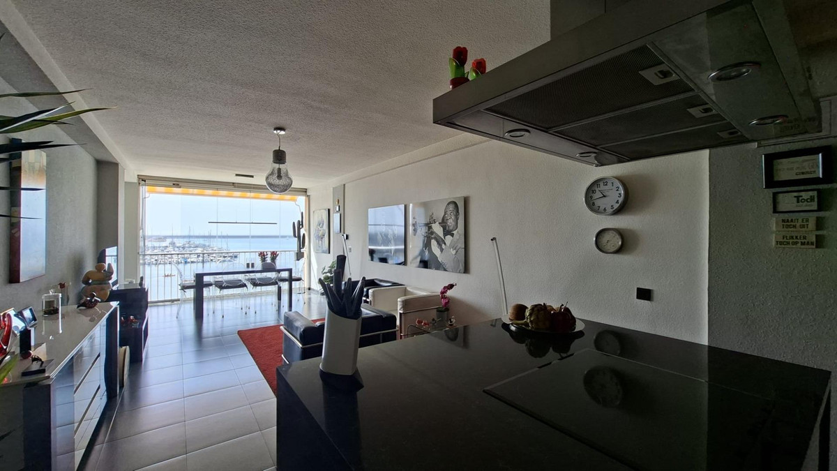 For sale - 3 Bedroom 2 Bathroom Apartment - Middle Floor Apartment in Torrevieja - Torrevieja Centro  - Alicante