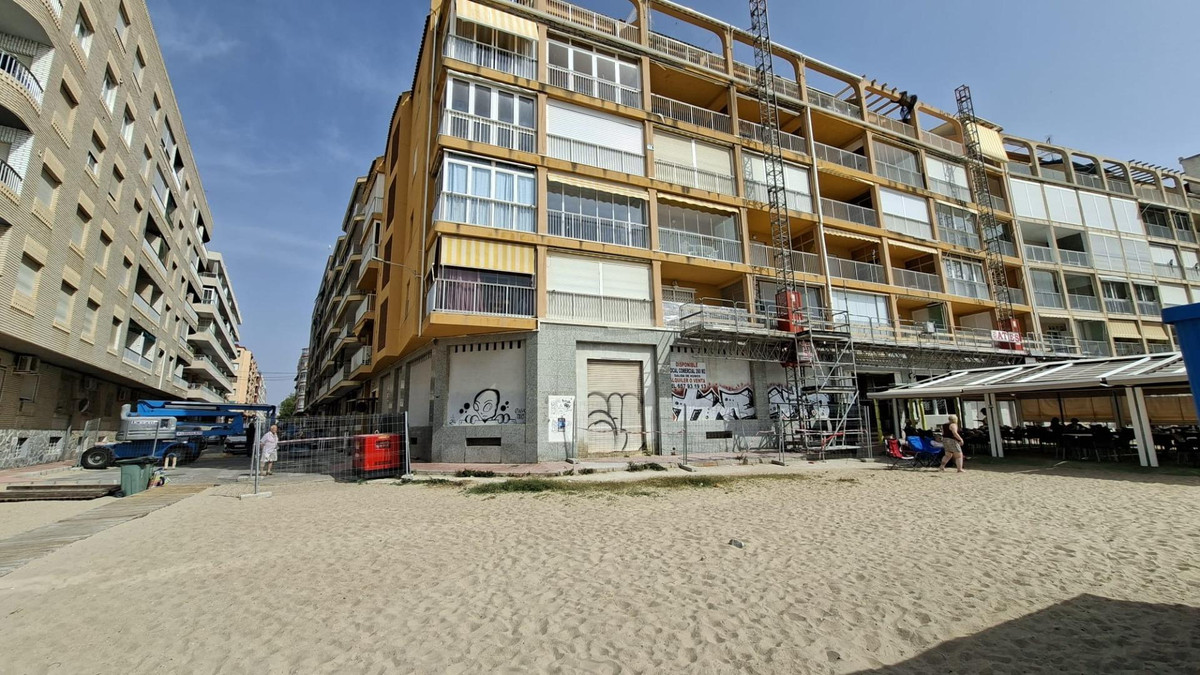 For sale - 3 Bedroom 2 Bathroom Apartment - Middle Floor Apartment in Torrevieja - Torrevieja Centro  - Alicante