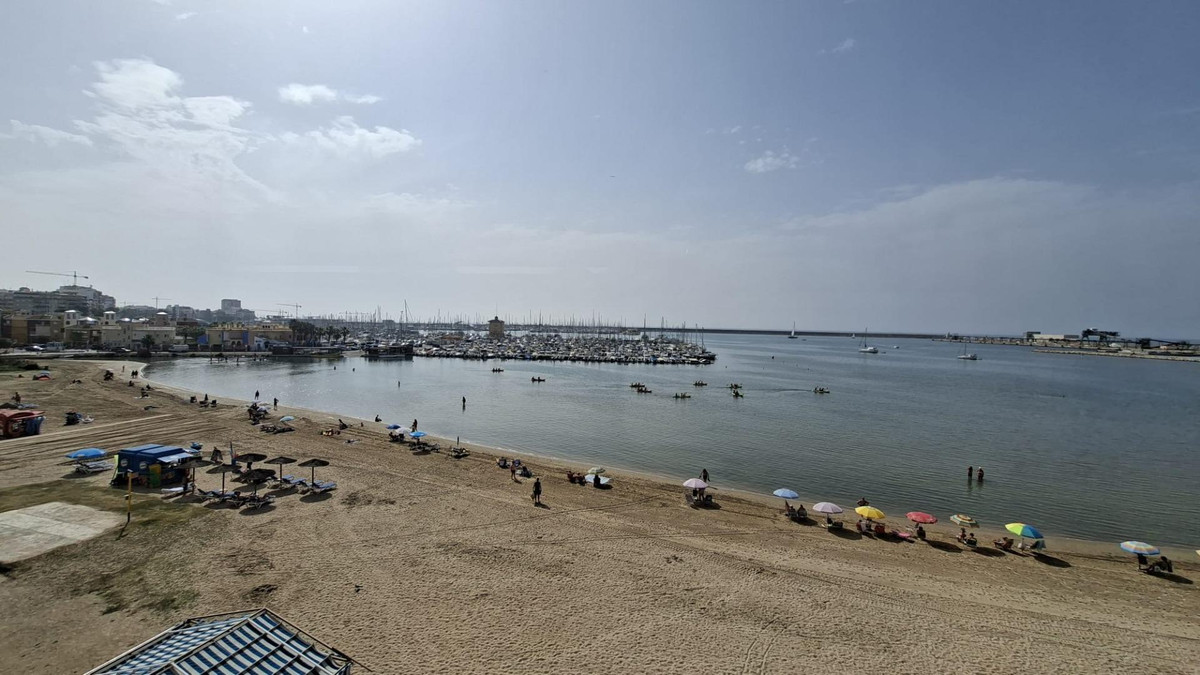 For sale - 3 Bedroom 2 Bathroom Apartment - Middle Floor Apartment in Torrevieja - Torrevieja Centro  - Alicante