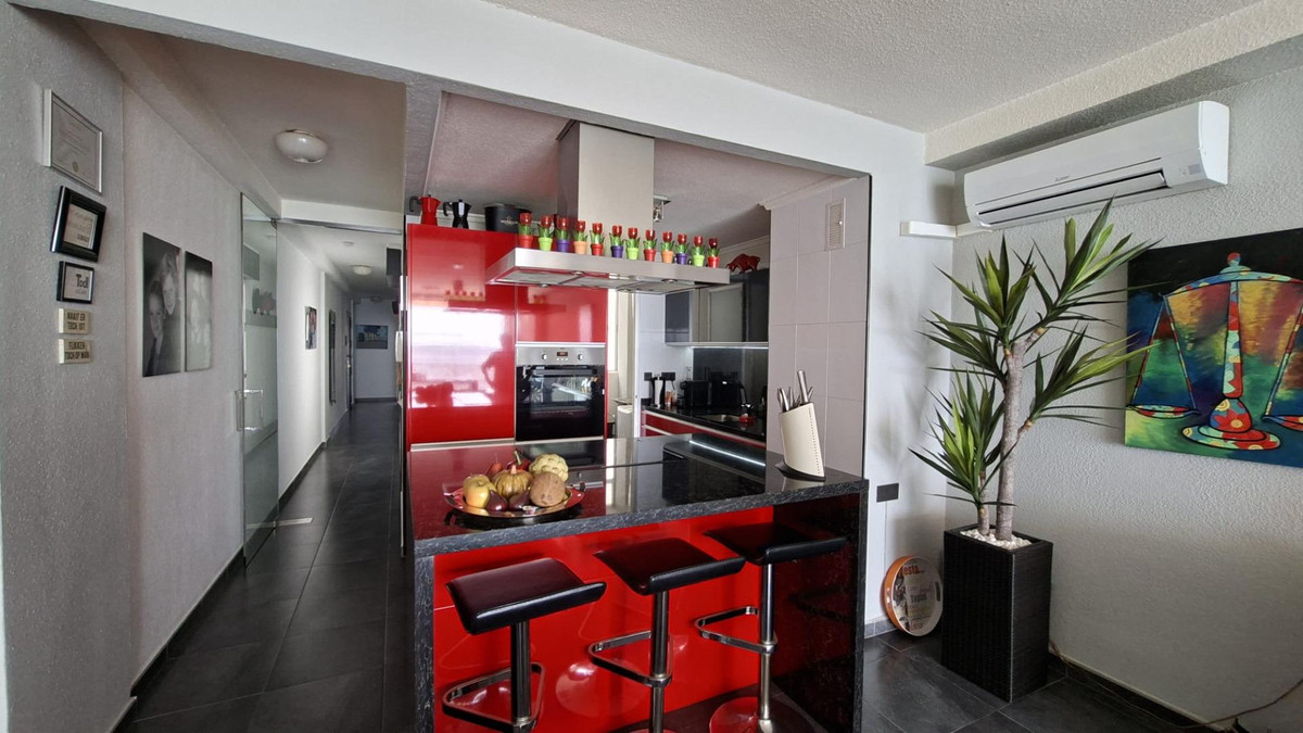 For sale - 3 Bedroom 2 Bathroom Apartment - Middle Floor Apartment in Torrevieja - Torrevieja Centro  - Alicante