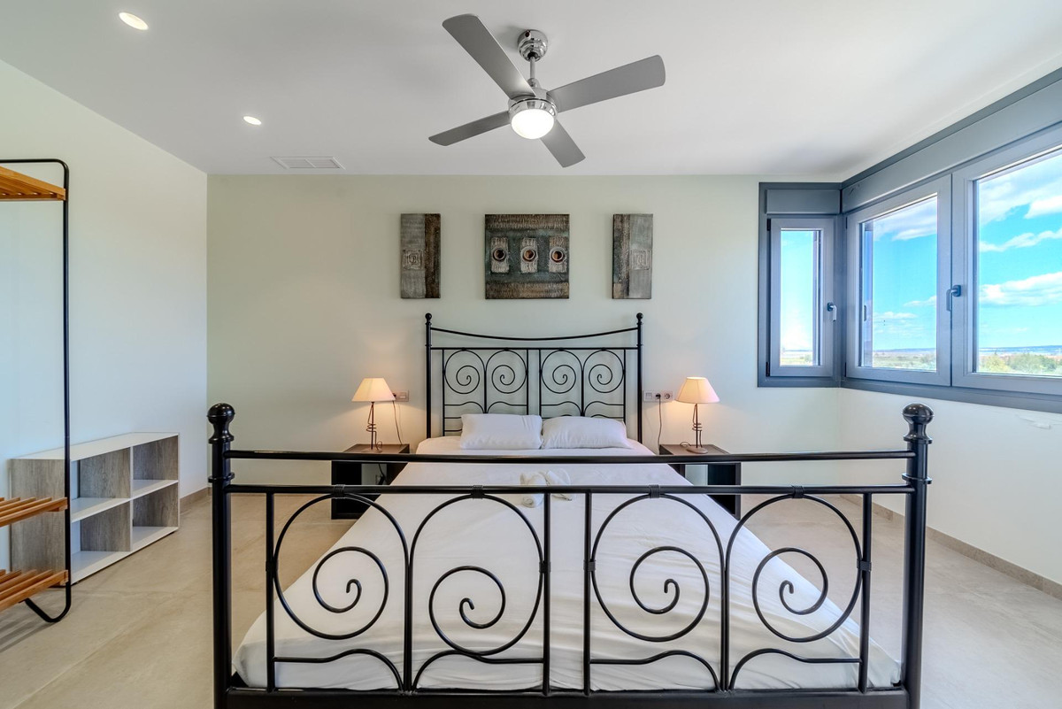 For sale - 5 Bedroom 4 Bathroom House - Detached Villa in San Fulgencio - La Marina  - Alicante