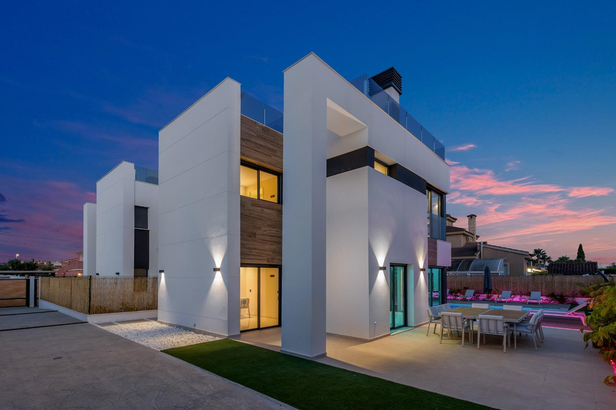 For sale - 3 Bedroom 3 Bathroom House - Detached Villa in Torrevieja - Torrevieja Centro  - Alicante