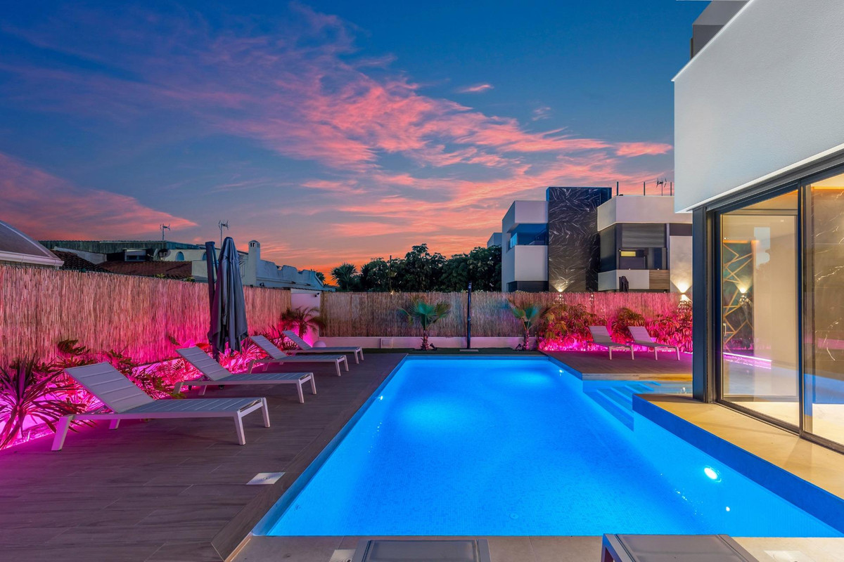 For sale - 3 Bedroom 3 Bathroom House - Detached Villa in Torrevieja - Torrevieja Centro  - Alicante