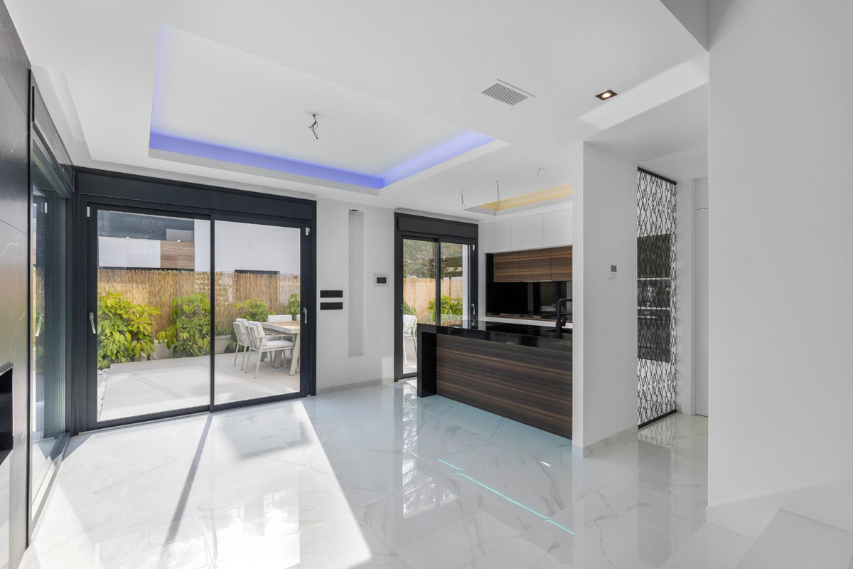 For sale - 3 Bedroom 3 Bathroom House - Detached Villa in Torrevieja - Torrevieja Centro  - Alicante