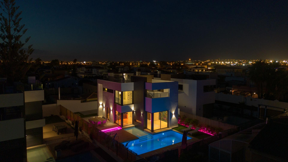 For sale - 3 Bedroom 3 Bathroom House - Detached Villa in Torrevieja - Torrevieja Centro  - Alicante