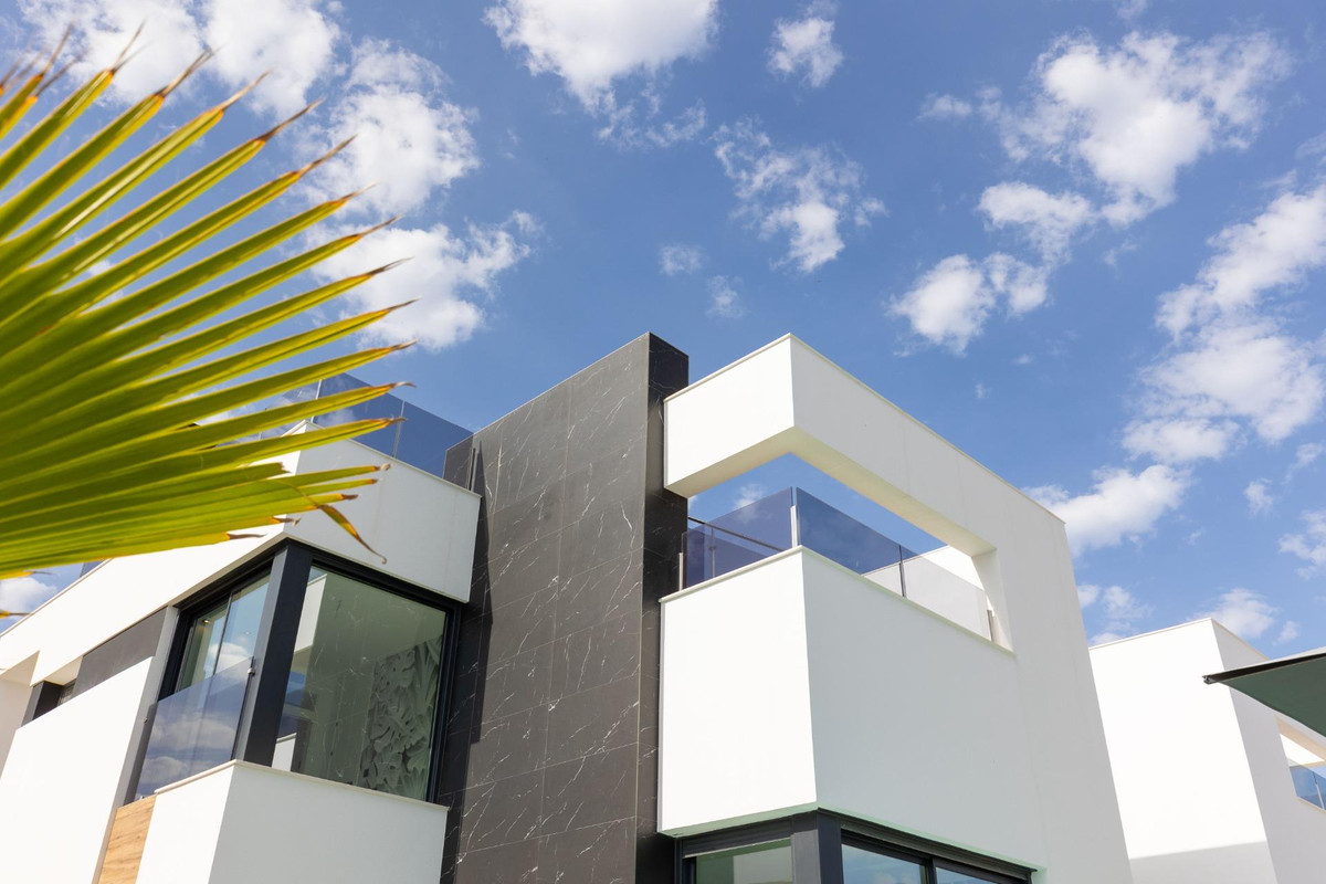 For sale - 3 Bedroom 3 Bathroom House - Detached Villa in Torrevieja - Torrevieja Centro  - Alicante