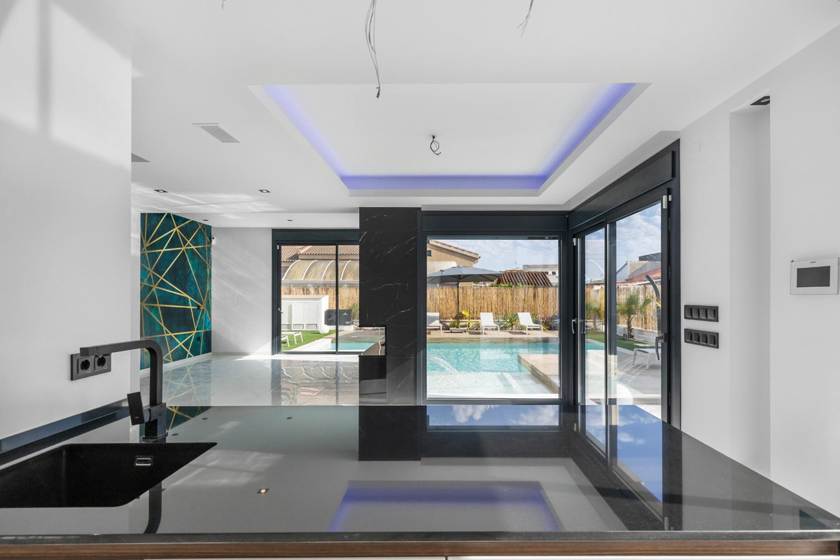 For sale - 3 Bedroom 3 Bathroom House - Detached Villa in Torrevieja - Torrevieja Centro  - Alicante