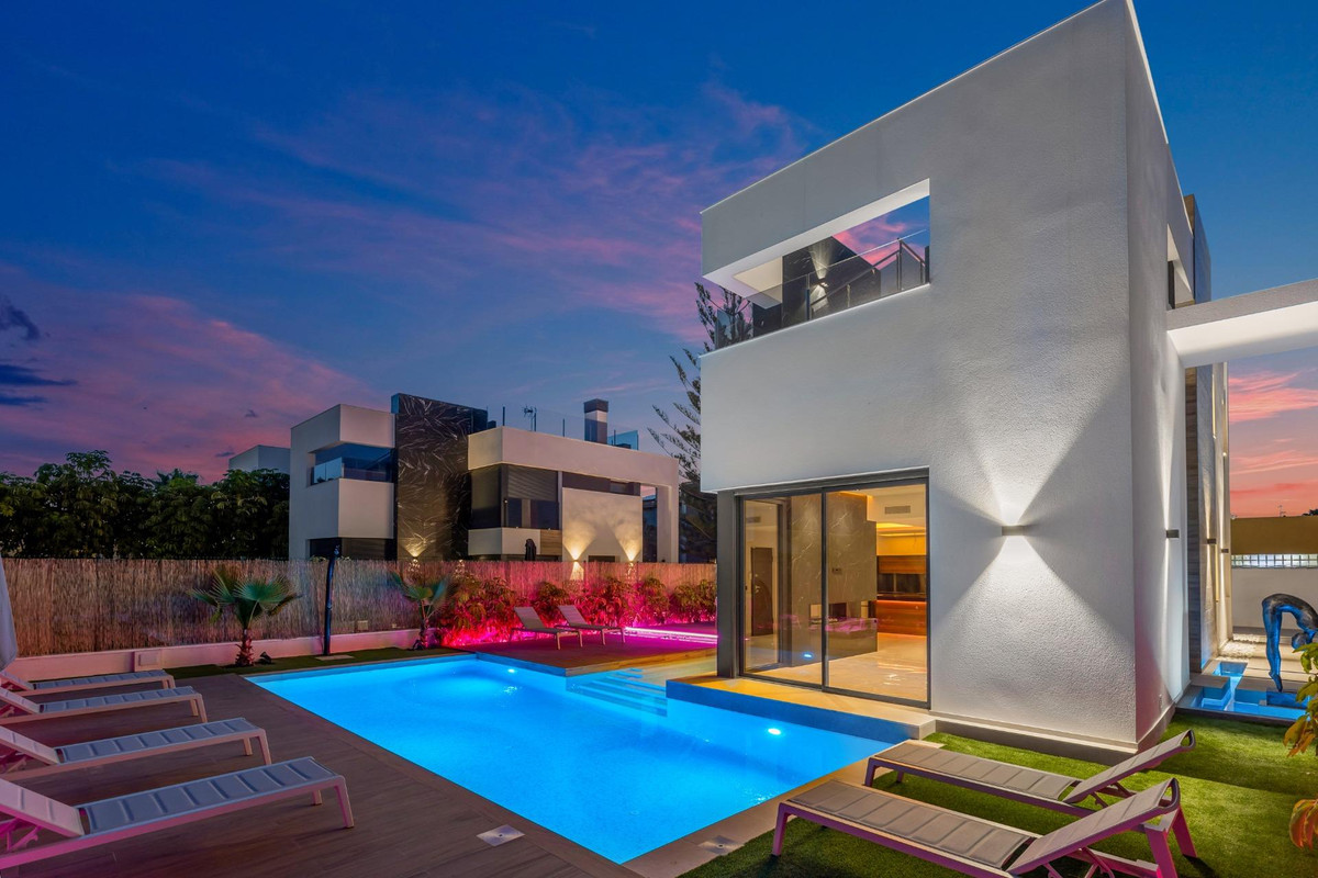 For sale - 3 Bedroom 3 Bathroom House - Detached Villa in Torrevieja - Torrevieja Centro  - Alicante