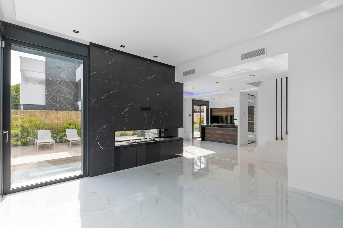 For sale - 3 Bedroom 3 Bathroom House - Detached Villa in Torrevieja - Torrevieja Centro  - Alicante