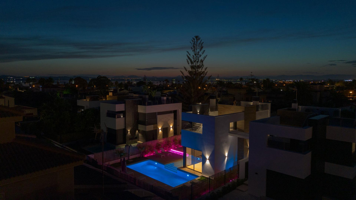 For sale - 3 Bedroom 3 Bathroom House - Detached Villa in Torrevieja - Torrevieja Centro  - Alicante