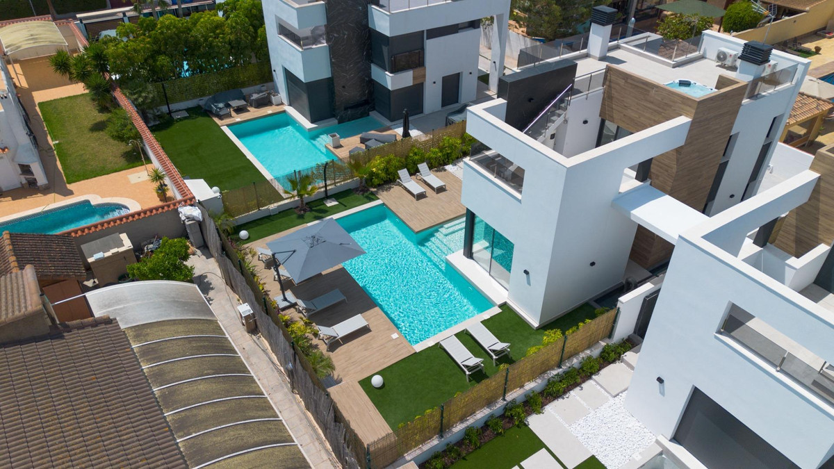 For sale - 3 Bedroom 3 Bathroom House - Detached Villa in Torrevieja - Torrevieja Centro  - Alicante