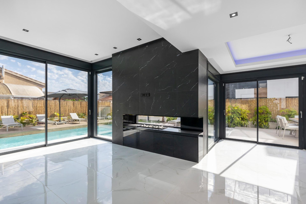 For sale - 3 Bedroom 3 Bathroom House - Detached Villa in Torrevieja - Torrevieja Centro  - Alicante