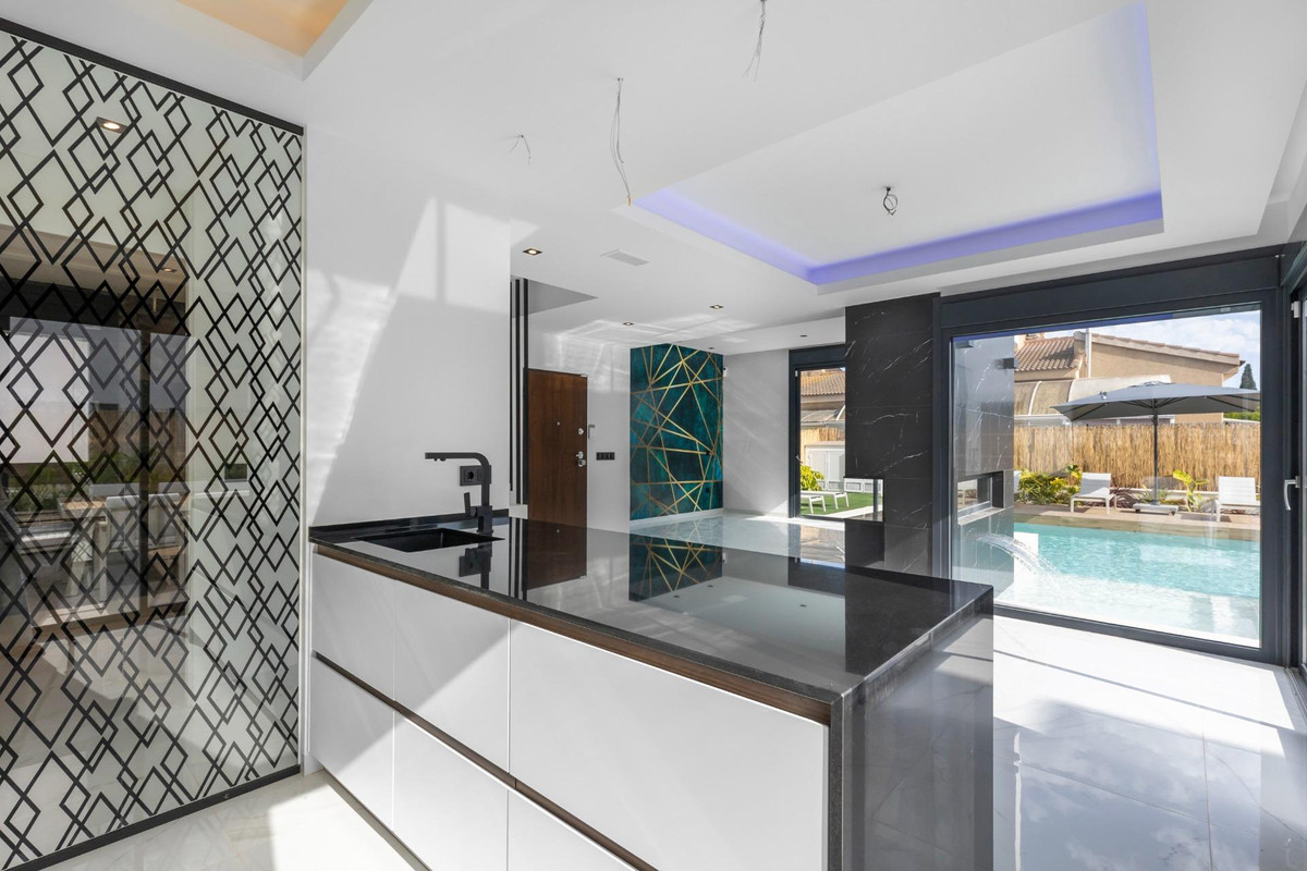 For sale - 3 Bedroom 3 Bathroom House - Detached Villa in Torrevieja - Torrevieja Centro  - Alicante