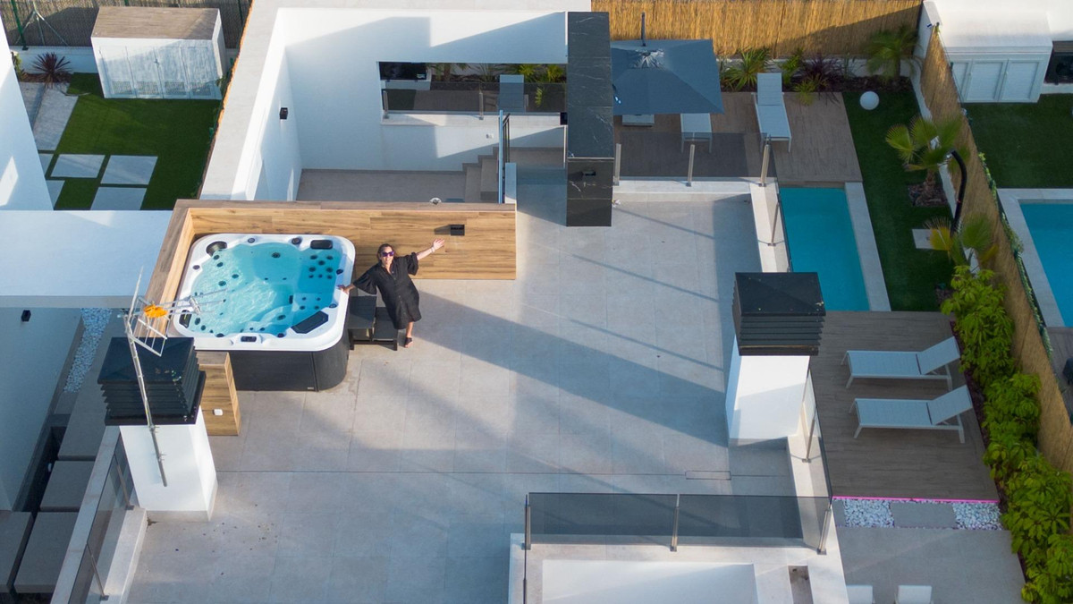 For sale - 3 Bedroom 3 Bathroom House - Detached Villa in Torrevieja - Torrevieja Centro  - Alicante