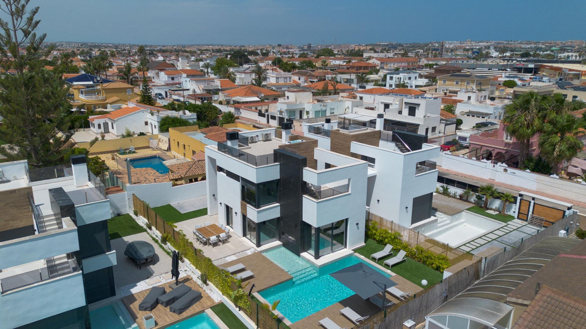 For sale - 3 Bedroom 3 Bathroom House - Detached Villa in Torrevieja - Torrevieja Centro  - Alicante