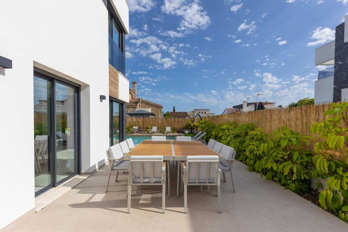 For sale - 3 Bedroom 3 Bathroom House - Detached Villa in Torrevieja - Torrevieja Centro  - Alicante