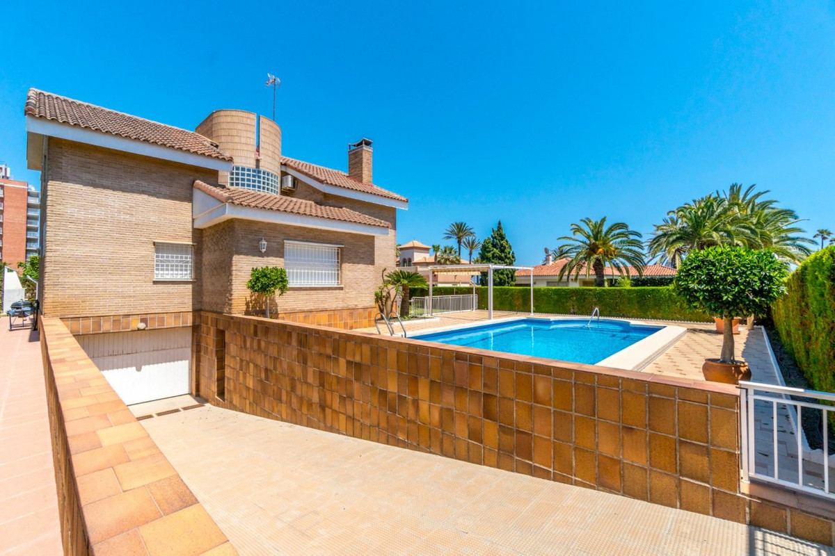 For sale - 5 Bedroom 3 Bathroom House - Detached Villa in Torrevieja - La Veleta  - Alicante