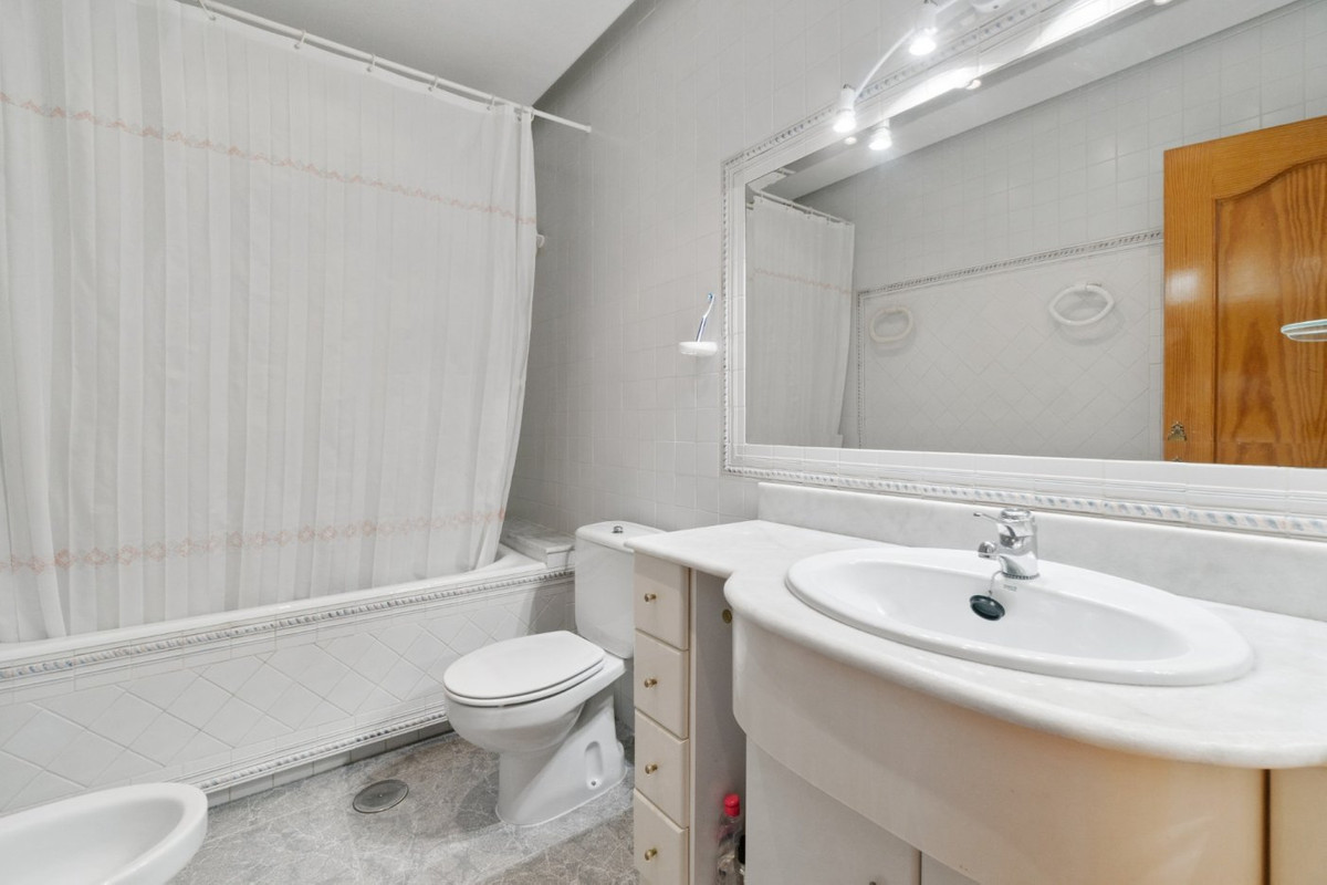 For sale - 5 Bedroom 3 Bathroom House - Detached Villa in Torrevieja - La Veleta  - Alicante