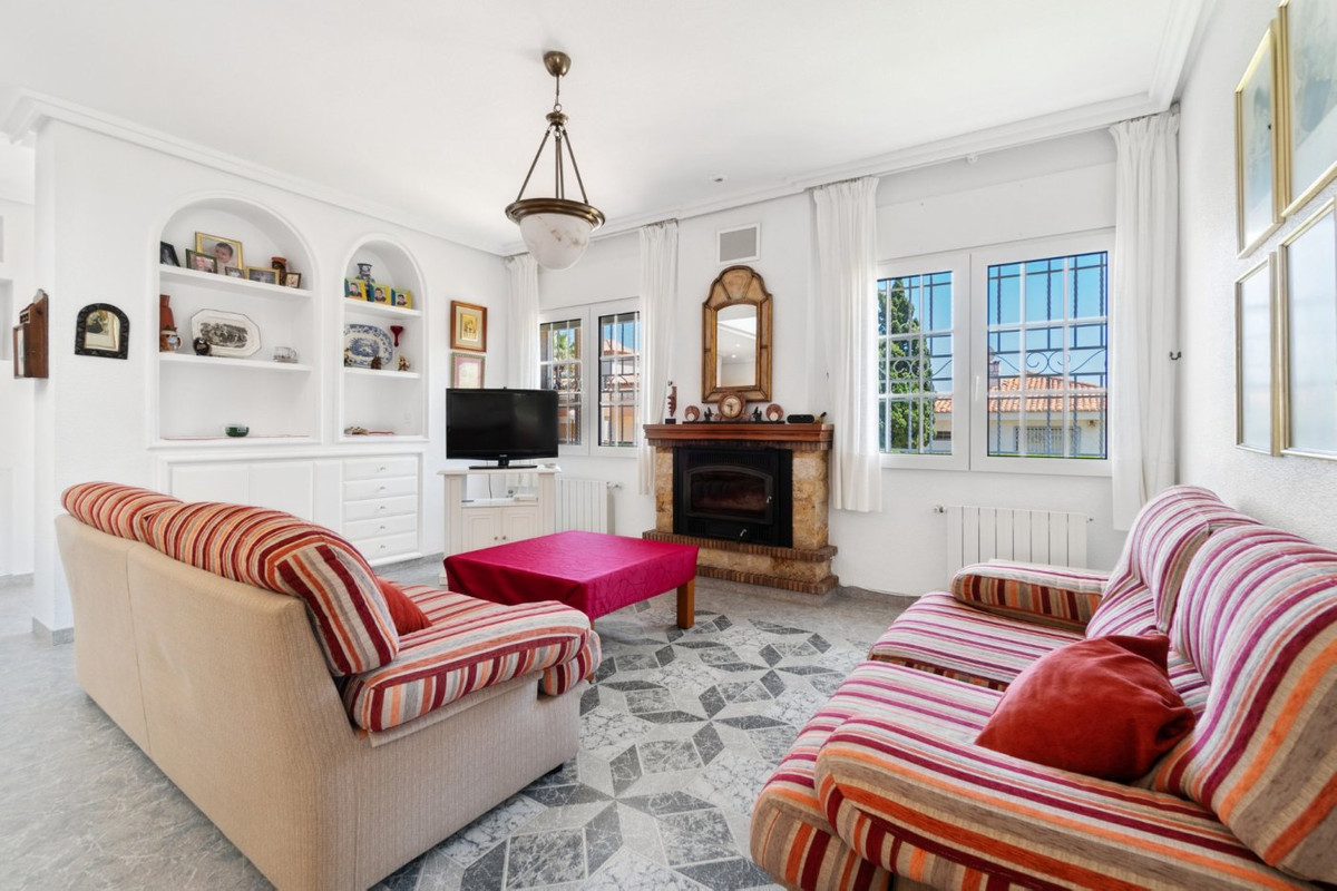 For sale - 5 Bedroom 3 Bathroom House - Detached Villa in Torrevieja - La Veleta  - Alicante