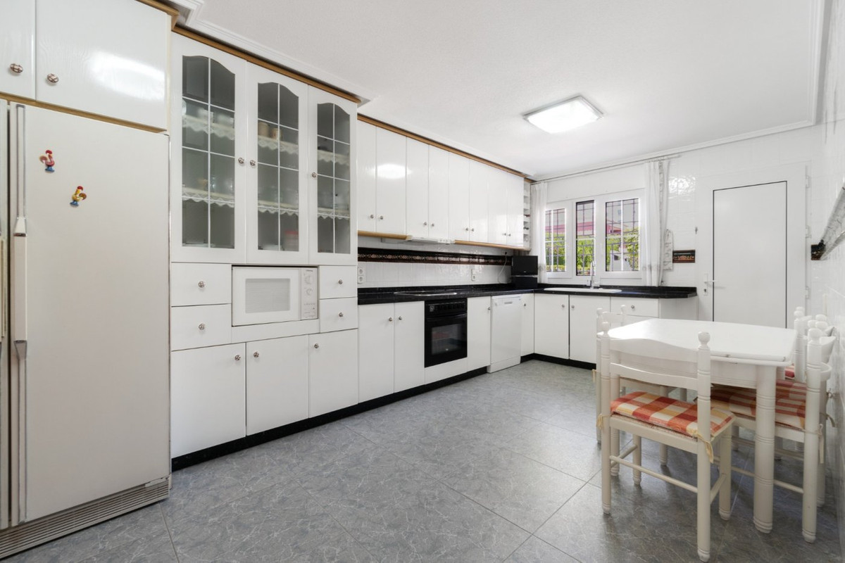 For sale - 5 Bedroom 3 Bathroom House - Detached Villa in Torrevieja - La Veleta  - Alicante