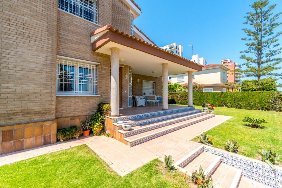 For sale - 5 Bedroom 3 Bathroom House - Detached Villa in Torrevieja - La Veleta  - Alicante