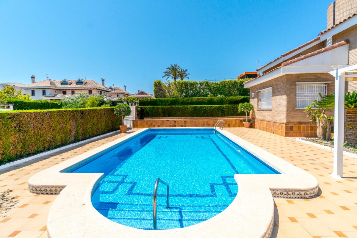 For sale - 5 Bedroom 3 Bathroom House - Detached Villa in Torrevieja - La Veleta  - Alicante