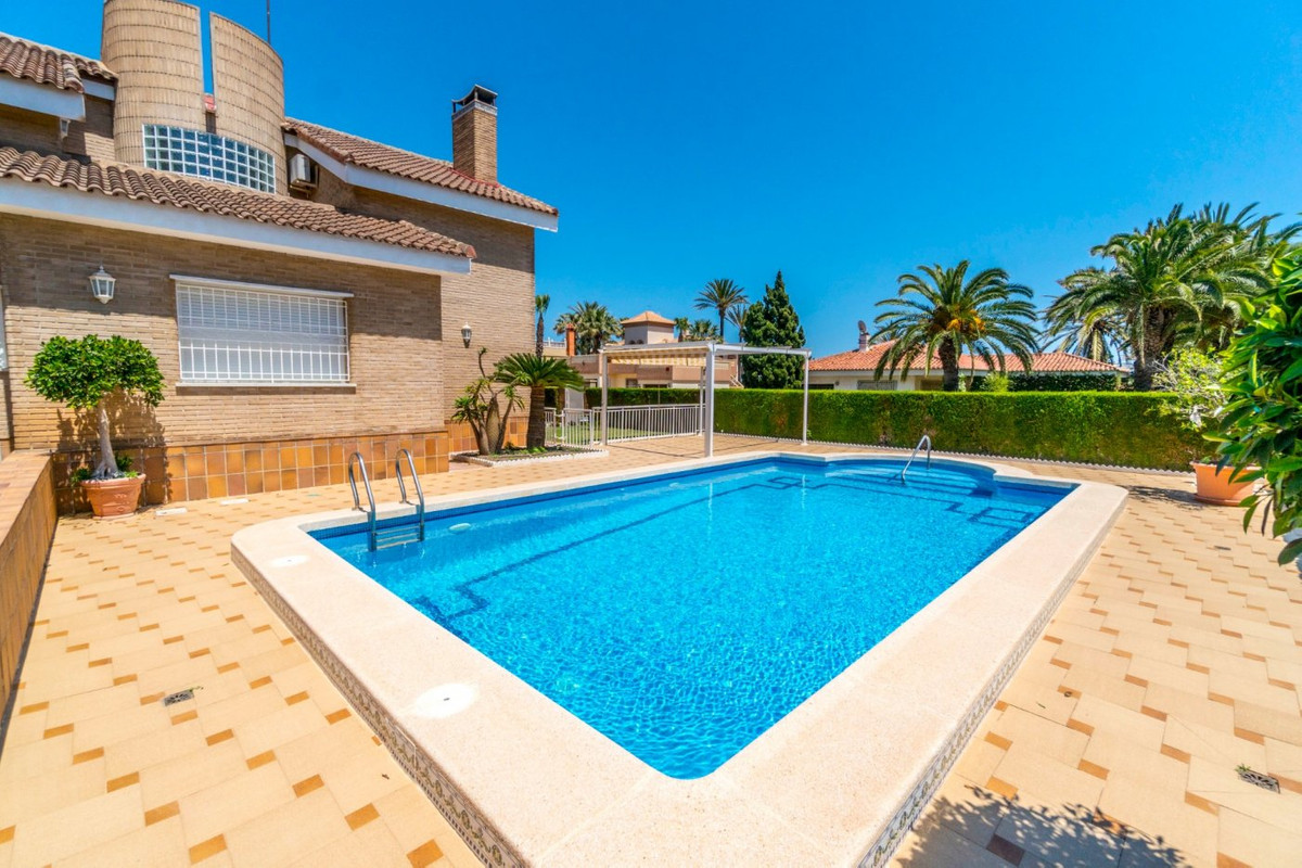For sale - 5 Bedroom 3 Bathroom House - Detached Villa in Torrevieja - La Veleta  - Alicante