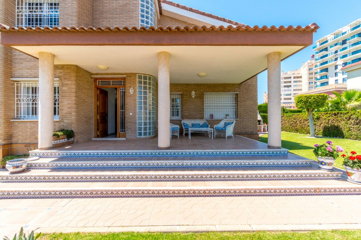 For sale - 5 Bedroom 3 Bathroom House - Detached Villa in Torrevieja - La Veleta  - Alicante