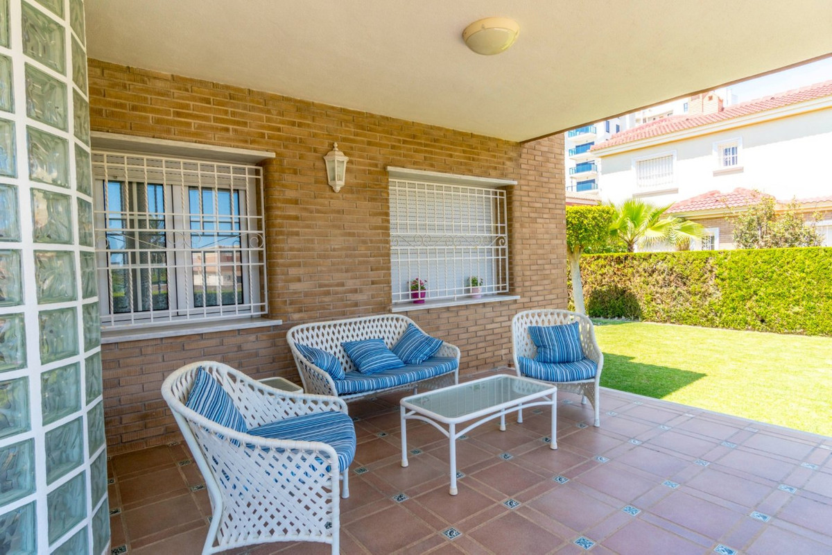 For sale - 5 Bedroom 3 Bathroom House - Detached Villa in Torrevieja - La Veleta  - Alicante